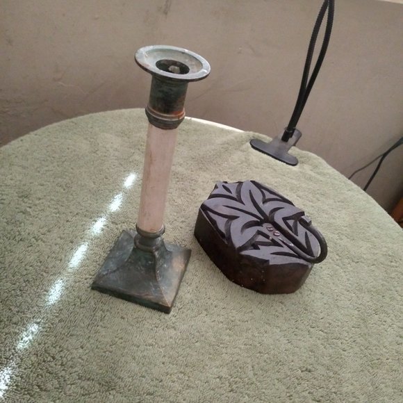 Vintage brass candle and hook keyhole display - Picture 2 of 6